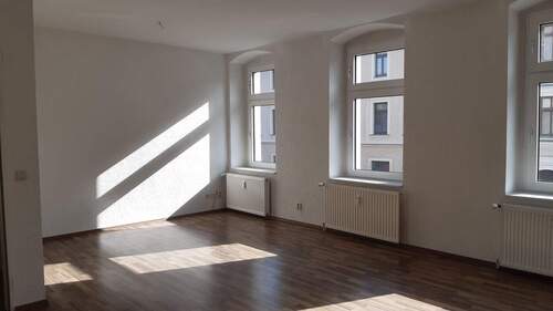 Wohnzimmer - 3-Zimmer-Wohnung mit Balkon und Aufzug