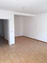 Wohnzimmer - Musterbild - Hübsche 2-Zimmer-Wohnung mit Balkon im EG in EIMBECKHAUSEN.