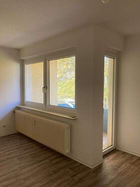 Wohnzimmer Zugang zur Loggia - Musterbild - 2 Zimmer Etagenwohnung in Bad Münder am Deister