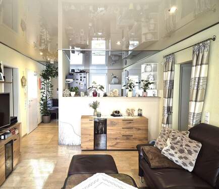 Wohnzimmer mit Blick zur Küche.jpg - *** Exklusive 4 Zimmer, Küche, Badwohnung mit Balkon in ruhiger Lage Lohfelden zu verkaufen