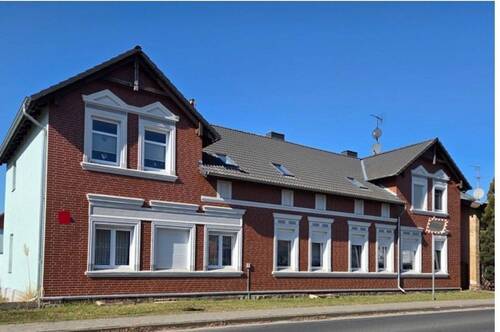 Strassenansicht - Mehrfamilienhaus mit freiwerdender Eigentümerwohnung und viel Nebengelass