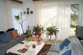 Wohnzimmer mit Zugang zur Terrasse und den Garten - Mehrfamilienhaus, Wohnhaus mit 187,00 m² in Rüsselsheim zum Kaufen