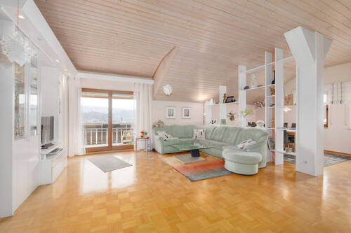 Wohnzimmer - Seltene Gelegenheit! Stilvolle 3,5-Zimmer-DG-Wohnung mit Kamin und Garage und toller Aussicht!