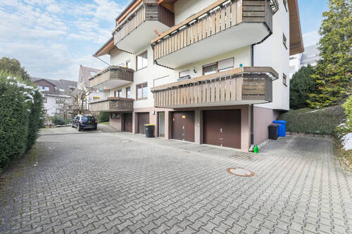 Rückansicht mit Garagen und Stellplätzen - 3 Zimmer Etagenwohnung zum Kaufen in Pforzheim