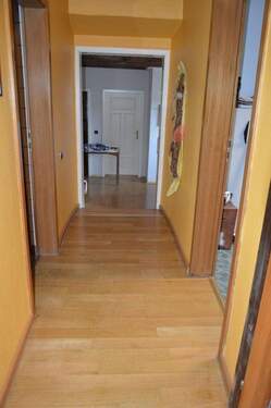 Flur mit Dielenboden - Bauernhaus, Landhaus mit 230,00 m&sup2; in Oberschwarzach zum Kaufen