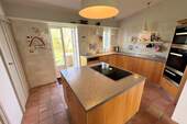 Offene Küche mit Mittelblock (Mühle) - 
