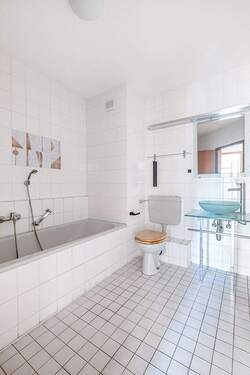 Bad mit Wanne im Obergeschoss - 