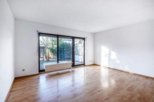 Wohnbereich mit Zugang zur Terrasse - 5 Zimmer Reihenmittelhaus in Berlin