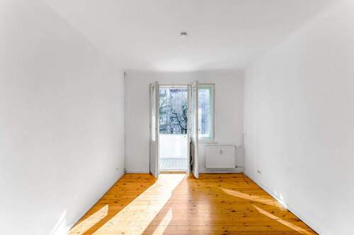 Wohnzimmer mit Balkon - 2 Zimmer Etagenwohnung zum Kaufen in Berlin