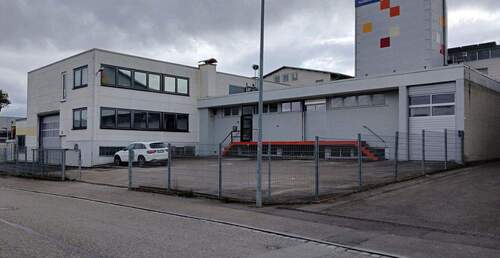 Außenansicht - 2 Lagerhallen mit Büros und Freifläche