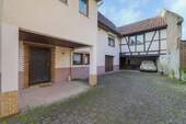 Hauseingang und Innenhof - 4 Zimmer Einfamilienhaus zum Kaufen in Remchingen-Wilferdingen