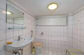Badezimmer EG - Einfamilienhaus mit 90,00 m&sup2; in Remchingen-Wilferdingen zum Kaufen