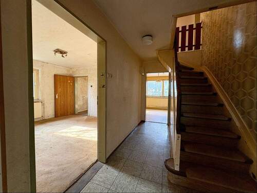 Flur - 7 Zimmer Einfamilienhaus in Dietzhölztal