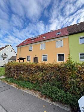 Strassenansicht - Renovierte 2-Zimmer-Wohnung mit Zentralheizung & Gartenanteil in ruhiger Lage von Sulzbach-Rosenberg