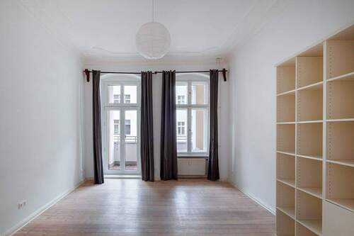 Wohnzimmer - Zwei Zimmer mit Loggia - Geschmackvolle Altbauwohnung im Wedding