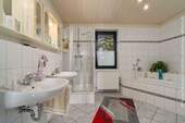 Tageslichtbad (12,93m²) mit ... - 