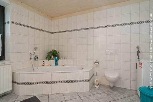 ... und Eckbadewanne. - 