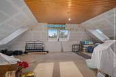 Dachgeschoss (45,23m²) mit Dachfenstern zu allen Seiten ... - 