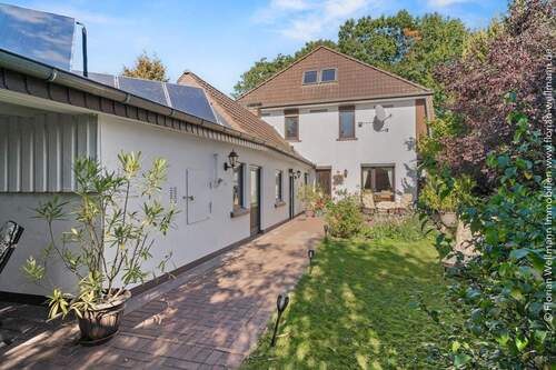 Anbau mit Tageslichtbad, Nutzflächen, Öllager und Solaranlage (auf dem Dach). - 