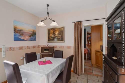 Essbereich direkt hinter der Küche. - 