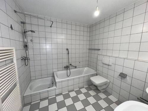 Bad mit Dusche, Badewanne - 