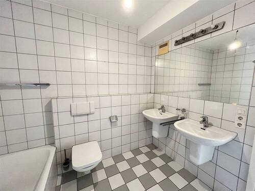 zwei Waschbecken + WC - 