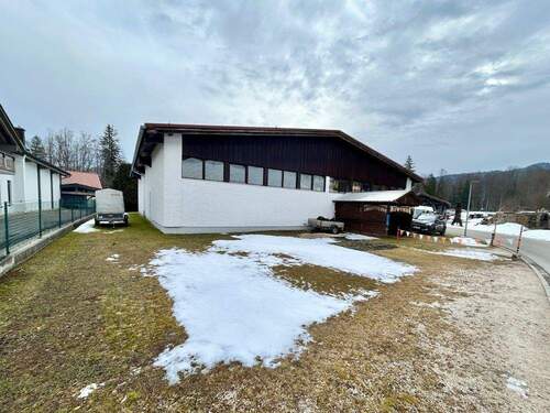 Gewerbehalle - Einfamilienhaus in Siegsdorf