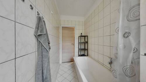 mit Badewannen-Dusch-Kombination - 