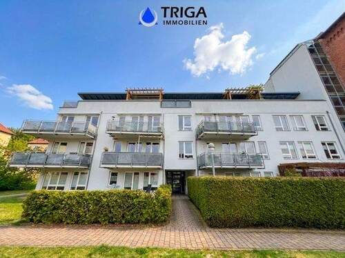 Außenansicht - Neubau aus 2000 mit Balkon und Tiefgaragenplatz!