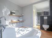 Weitere Ansicht Bad mit Wanne und Dusche - 