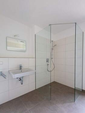 Bad mit Wanne und Dusche - 