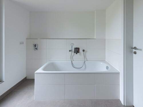 Bad mit Wanne und Dusche - 