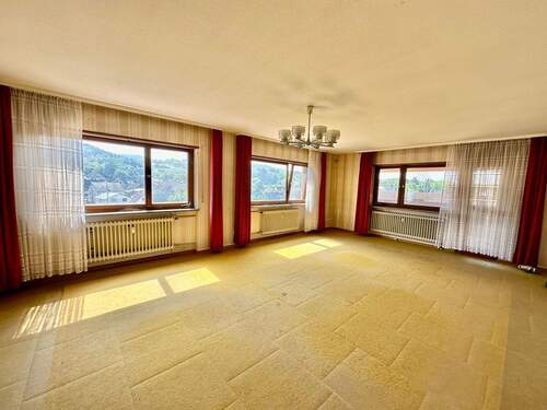 Großes und helles Wohnzimmer im Erdgeschoss - 