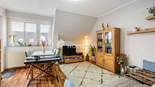 Wohnzimmer 2 - Charmante 2-Zimmer-Dachgeschosswohnung mit Balkon, EBK und Tiefgaragenstellplatz