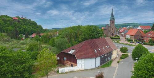 Objektansicht - Voll vermietetes Mehrfamilienhaus mit Garagen, Scheune, viel Nutzfläche & zusätzlichem Baugrundstück direkt am See