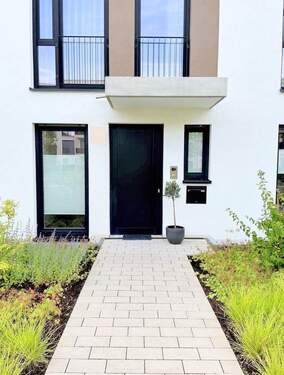 1 Eingang - vierzig549 Heerdt: Stylische 5-Zimmer-Wohnung mit Stadthaus-Charakter 2 TG-Stellplätzen und Garten