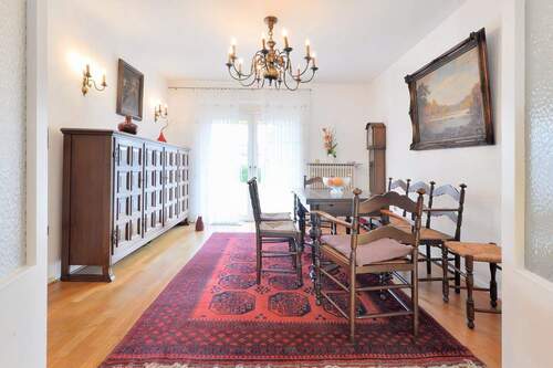 im Esszimmer ist Platz für Familie und Freunde - 