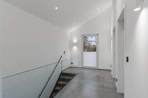 Flur im Dachgeschoss (8,89m²) - 