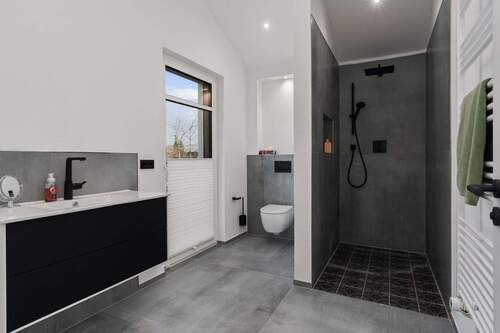Badezimmer im Dachgeschoss (7,49m²) - 