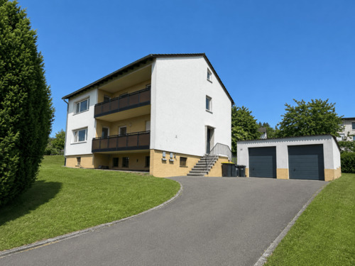 Ansicht Hauseingang mit Garagen - 