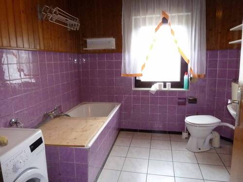 Tageslichtbad mit Wanne/WC (EG) - 