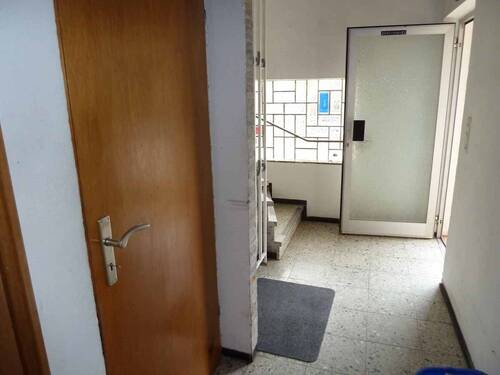 Eingang mit Treppe zum Obergeschoss - 