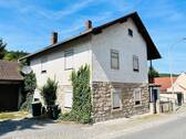Südwestansicht des Hauses (Straßenseite) - *Preisreduzierung* 1.480m² großes Grundstück am grünen Ortsrand... viel Platz bietendes Haus mit Doppelgarage, Wohnfl. 160m²