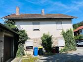 Westansicht mit Hof und Garagen - 7 Zimmer Einfamilienhaus in Oberaurach