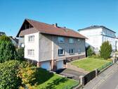 Vorder- u. Giebelseite - Großes Zweifamilienhaus mit Potenzial für Neubau in Kassel-Harleshausen!