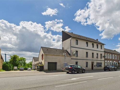 WWW.BOUWENS.DE - Vielseitige Immobilie mit 4 Wohnungen, Halle und Parkplatz in Geilenkirchen - Gillrath!