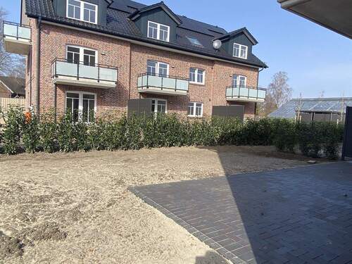 Ansicht auf Haus von gegenüber - 2-Zi-Neubau-Wohnung Kirchwerder Hausdeich in 21037 Hamburg - Ein Angebot von IVD-HAUSVERWALTUNG GERD VON DER HEIDE Immobilien GmbH