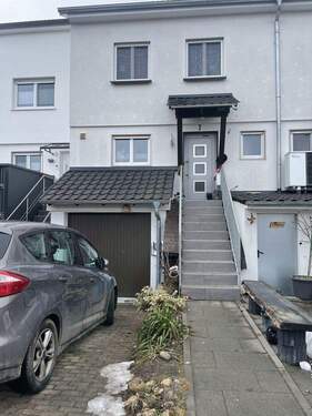 Vorderansicht - Platzwunder, Reihenmittelhaus in begehrter Höhenlage Kirchheims