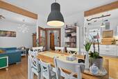 Esszimmer mit Blick in die Küche - Großzügiges Raumwunder: Viel Platz für die ganze Familie plus Einliegeroption!