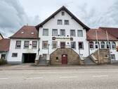 Hausfront mit Haupteingang - Gastronomie mit Wohnung und Gästezimmern in Konken zu verkaufen.
